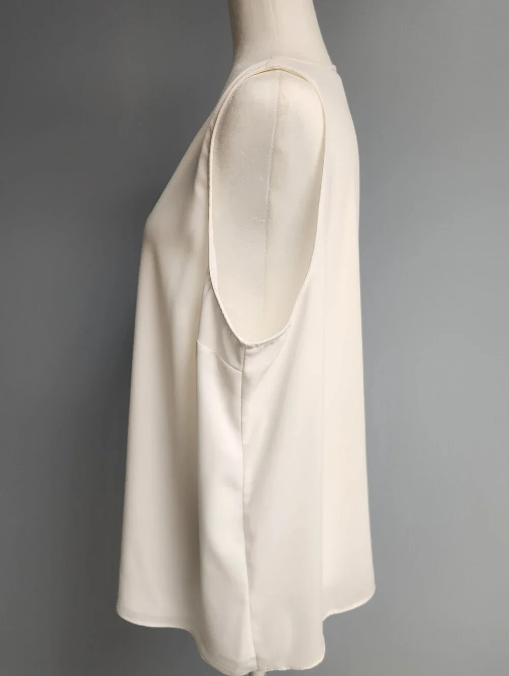Nine West Cream V-Neck Sleeveless Camisole